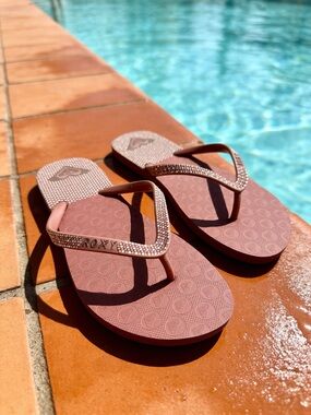Roxy Blush Pink Rhinestone-Trim Flip Flops Sized 9-10 in Excellent Condition